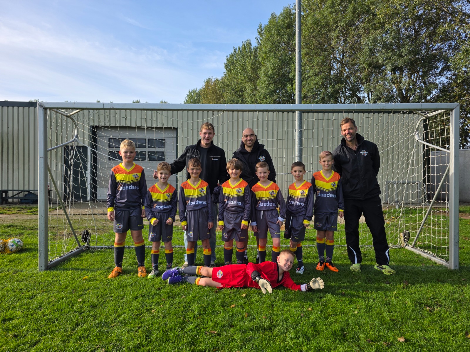 Timmerfabriek Doedens BV steekt het jeugdteam O10-2 in nieuwe tenues